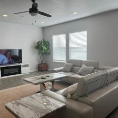 Modern Town House, 3-Bedrooms Home private parking