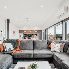 Luxurious Hobart Holiday Home with Stunning Bay Views - Affordable, Family-Friendly, and Stylish