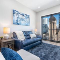 Modern dntwn apt- prime location