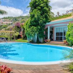 Casa das Bromelias, a Home in Madeira