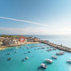 "SMUGGLERS HIDE" & "SMUGGLERS CABIN" - A 2 Bedroom FISHERMANS COTTAGE with Childs Bunk and HARBOUR VIEWS - and also a private entrance connecting 1 BED STUDIO - 10 Metres To Sea Front - 2023 GLOBAL REFURBISHMENT AWARD WINNER