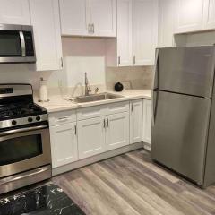 Private guest house with full kitchen and bathroom