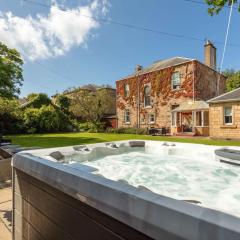 Burnock Lodge with Hot Tub