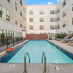 New! Luxury Apt with Pool, Roof Deck, Fitness Center, King Bed