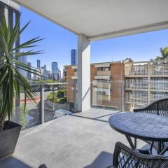 Contemporary Apt, Premium Local, WiFi, Wine, Cafes