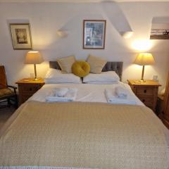The Old Dairy, comfy 1 bedroom apartment with lounge,bathroom and kitchenette near town, pubs and walks