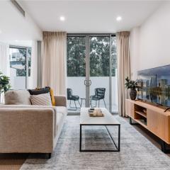 Lakeside 1-Bed with Courtyard Pool Gym & Parking