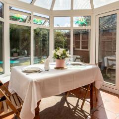 Cosy Homely House with Conservatory and Garden