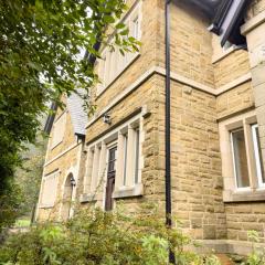 2 Bed - 2 Bath - Duplex Apartment next to LBU-Headingley Centre-YCC Arena-Families-Relocators