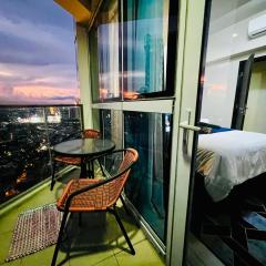 BGC Luxury Condo - Balcony, Pool, Wi-Fi, City View - Suite 34