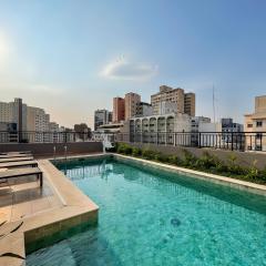 Condomínio com piscina ao lado do Parque Buenos Aires