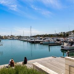 Castaway Villa - Luxe on the Marina Walk to Beach