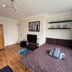 Huge and affordable 3 bedroom flat in Hammersmith for 6 people with welcome breakfast