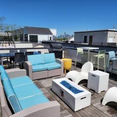 Social House with King bed with 2 car garage parking!