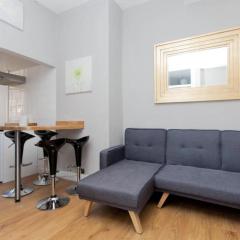 Bright and Homely Apartment near Holyrood - City Centre