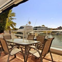 Canal Villa & Jetty- Convenient, Central Location