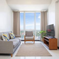 Furnished 2BR Top Floor Condo Minutes to Beach with Amazing Sea View, Netflix, WiFi and Pool Access