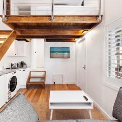 Cosy Loft Apartment in Mermaid walk to Beach