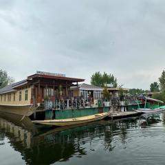 Movie land group of house boats