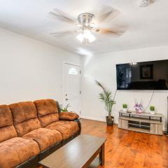 5 Mi to Coast Centrally Located Long Beach Home!