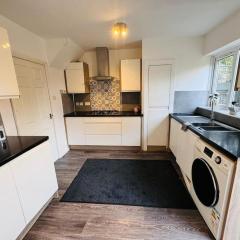 3 Bedroom Modern House in Luton LU4 0TY - Amazon Prime - No Party