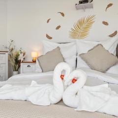 Business I Family Apartment I 1-4 Personen - Aare Blick, nahe Altstadt I Beamer - 99" Leinwand I Terrassen Lounge und Parkplatz