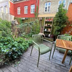 Private open-plan-room with kitchen and Sunny Garden in City Centre