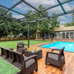 StayVista at Gulposh Retreat with Pool, Lawn & Gazebo