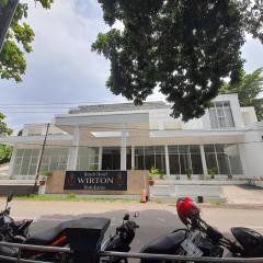 Beach Hotel Wirton Batukaras