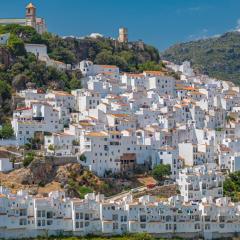 Stylish 3 bed house 2 bathrooms, with patio, roof terrace and communal pool 5 minutes away from the beautiful Spanish white village of Casares Pueblo and only 20 mins from the sea