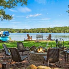 Lake Daze by AvantStay Lakefront w Modern Interior Enclosed Porch Hot Tub