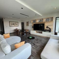 W8 CONDO Lux 3 Bedroom top floor Penthouse, hip central BKK 5 min from Thonglo BTS station