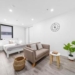 Burwood 1Br apt nearTrainShopping street parking