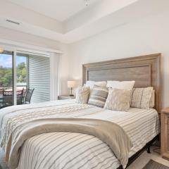 Emerald Escape, Luxury Waterfront Condo with pool