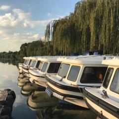 Old Willow Houseboats