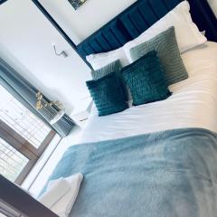 Superior Large Suite Luxury Living City Apartment, 2 Kingsize Bedrooms Business Suite - Free WiFi