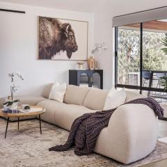 Bluegum Hideaway - luxury accom, air-con throughout, 2 kitchen & living areas