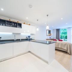Stylish apartment with parking Pass the Keys