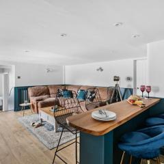 Coombe Bank - Seaboard spirit, contemporary chic with parking close to beach