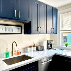 Modern Deluxe Kitchen, King Bed, Laundry, Prime location & Free Parking with AC
