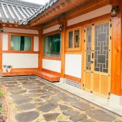 Gyeongju Hwangridan Casa De