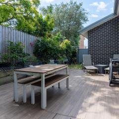 Modern 3-Bed Townhouse with Alfresco Dining & BBQ