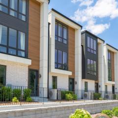 6 Bedroom Quiet Townhome! 6min to Airport & 15min to Downtown!