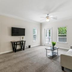 Verandas 1836 I Modern 2bd I Parking I Pool I Gym