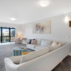 Parnell Vista 2BR Apartment with Seaview