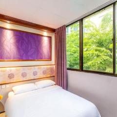 Hotel 165