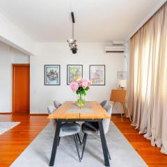 Charming 2BD Apartment in the Heart of the City