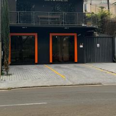 Studio com quarto e banheiro em frente ao Parque do Lago Acomoda até 4 pessoas 2 camas