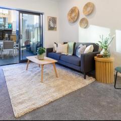 3 Minutes walk to Riverside Market 4bed4bath