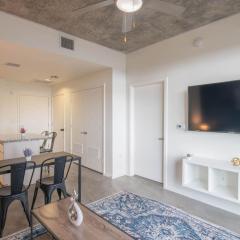 Lovely 1BD - Central Downtown - Gym, Pool, Parking